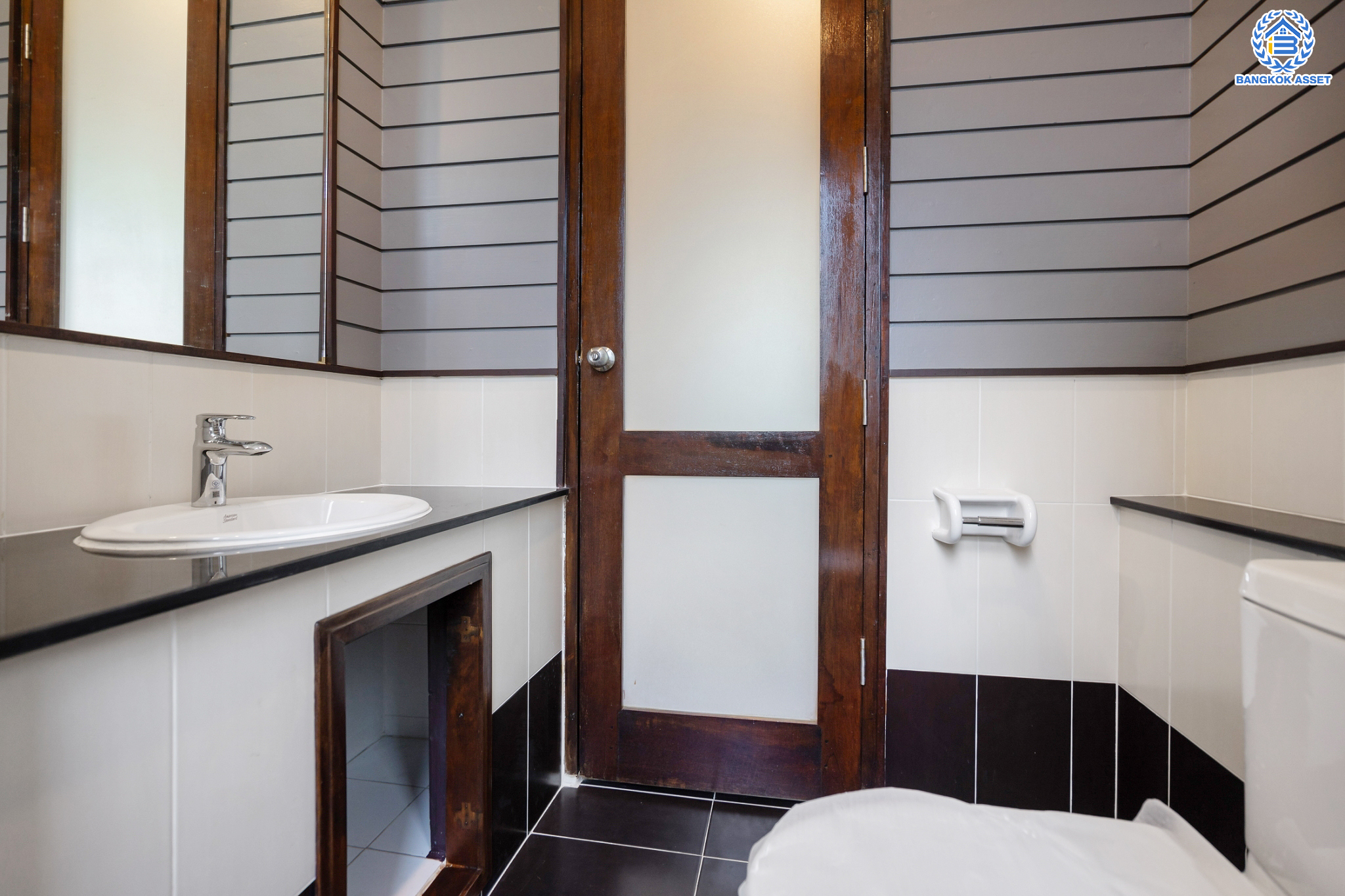 บ้านมือสองตกแต่งใหม่ ม.นราวัลล์ เกษตร-นวมินทร์ บ้านเดี่ยวหลังมุม เนื้อที่ 54.2 ตร.ว. ฟังก์ชันรวม 4 ห้องนอน 3 ห้องน้ำ 1 ห้องอเนกประสงค์ จอดรถได้ 2 คัน กว้างขวาง Built in Furniture พร้อมทุกการใช้งาน บนทำเลใจกลางเมือง! เชื่อมต่อทั้ง ถนนนวมินทร์, ถนนนวลจันทร์, ถ.ลาดพร้าว, ถ.รามอินทรา ใกล้ The Walk เกษตรนวมินทร์, ทางด่วนรามอินทรา และรถไฟฟ้าสายสีน้ำตาล "สถานีนวลจันทร์"